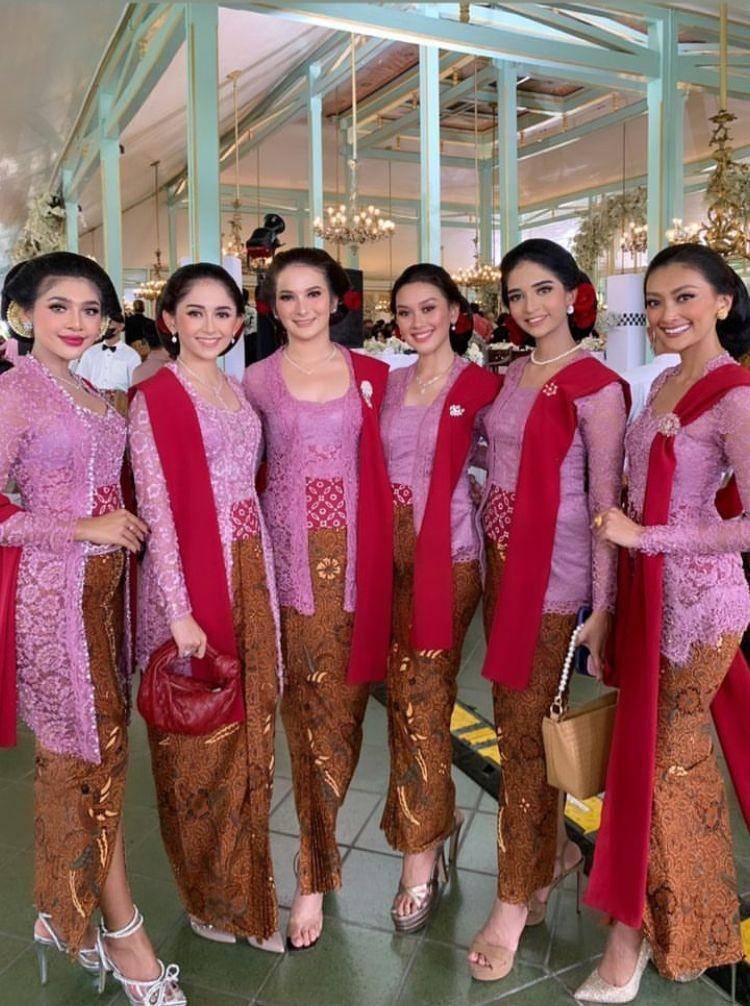 bridesmaid Erina Gudono (instagram.com/ginasinaga)