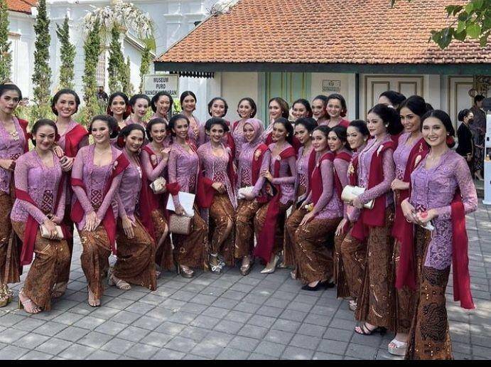 bridesmaid Erina Gudono (instagram.com/officialputeriindonesia)