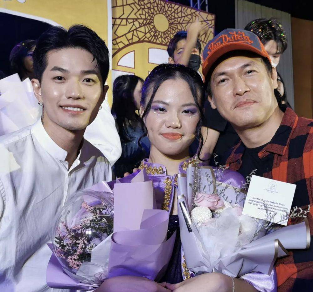 potret akrab Lee Jeong Hoon dan Irwan di pementasan anaknya (instagram.com/irwanchandra_ic)