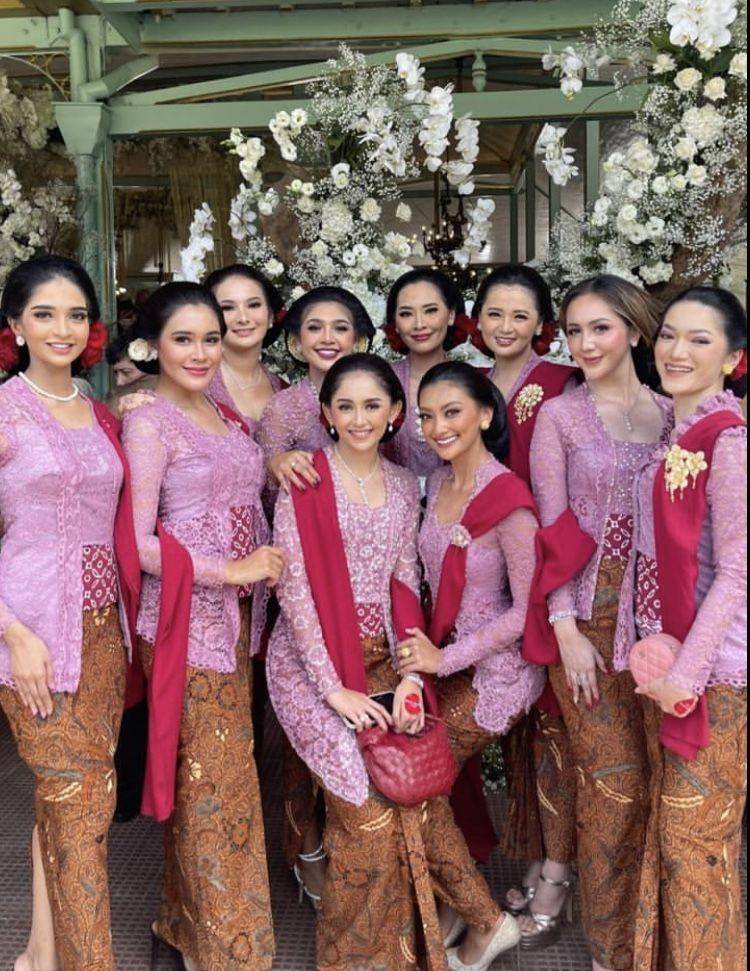 bridesmaid Erina Gudono (instagram.com/diniwdjaya)