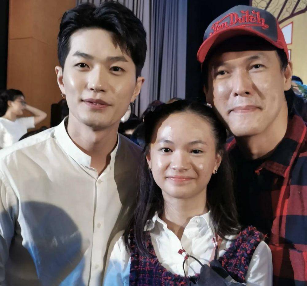 potret akrab Lee Jeong Hoon dan Irwan di pementasan anaknya (instagram.com/irwanchandra_ic)