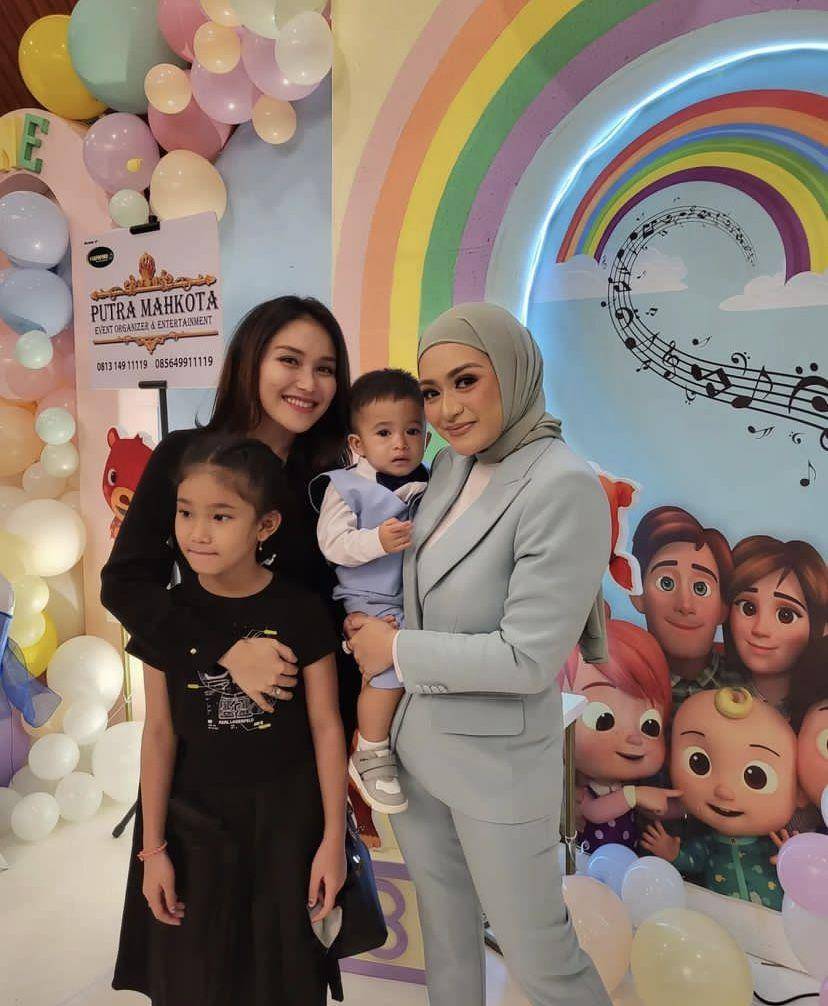 Ayu Tingting dan Bilqis di ulang tahun ke-1 baby Adzam anak Sule dan Nathalie (instagram.com/ayutingting92)