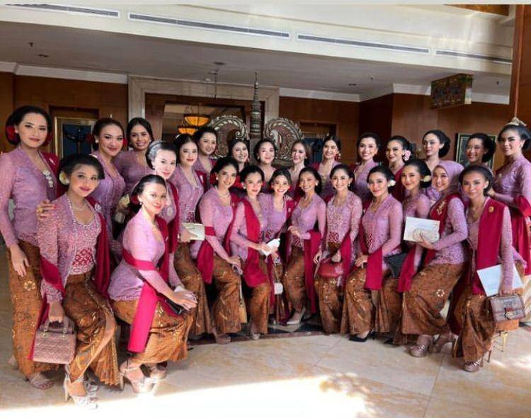 bridesmaid Erina Gudono (instagram.com/officialputeriindonesia)