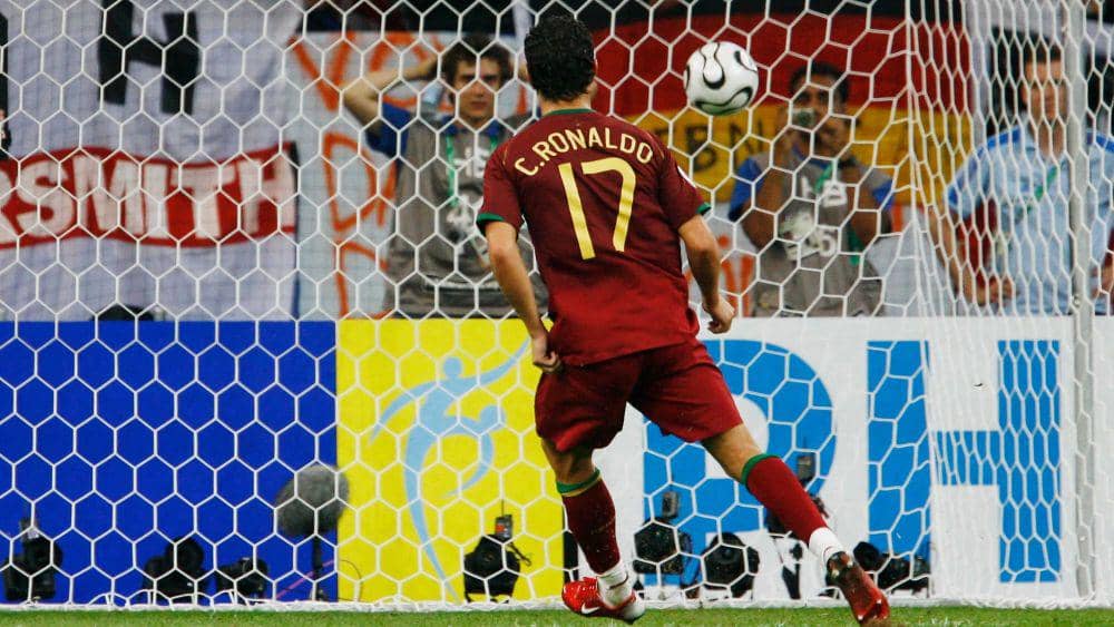 Portugal kalahkan Inggris pada perempat final Piala Dunia 2006. (fifa.com)