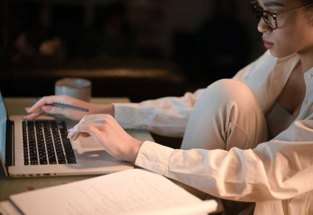 ilustrasi menulis artikel (pexels.com/Ron Lach)