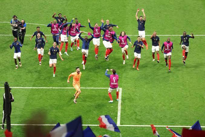 Timnas Prancis merayakan kemenangan atas Inggris di perempat final Piala Dunia 2022. (fifa.com)