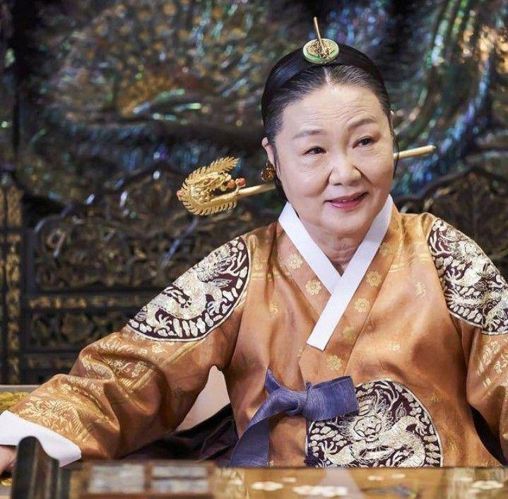 potret Kim Hae Sook di drama saeguk Under The Queen's Umbrella (dok. tvN/Under Queen's Umbrella)