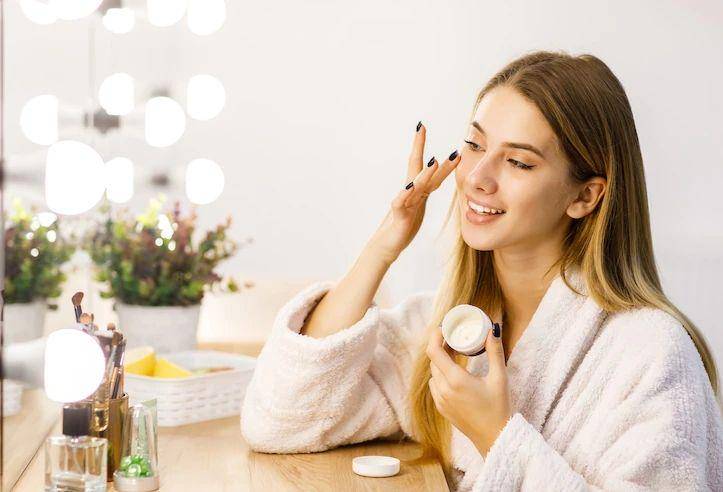 Ilustrasi wanita menggunakan skincare Korea. (freepik.com/artursafronovvvv)