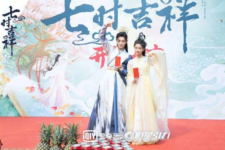 Ding Yuxi dan Yang Chaoyue di acara syukuran sebelum syuting drama Love You Seven Times (dok. iQIYI/Love You Seven Times)