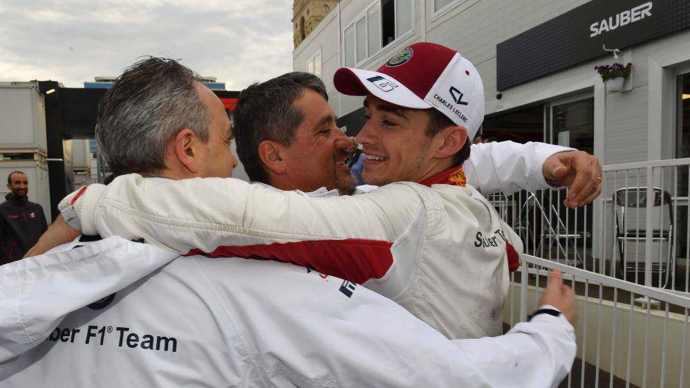 Kru Alfa Romeo Sauber F1 merayakan keberhasilan Charles Leclerc yang meraih poin perdananya di Formula 1 setelah finis ke-6 di GP Azerbaijan 2018. (formula1.com)