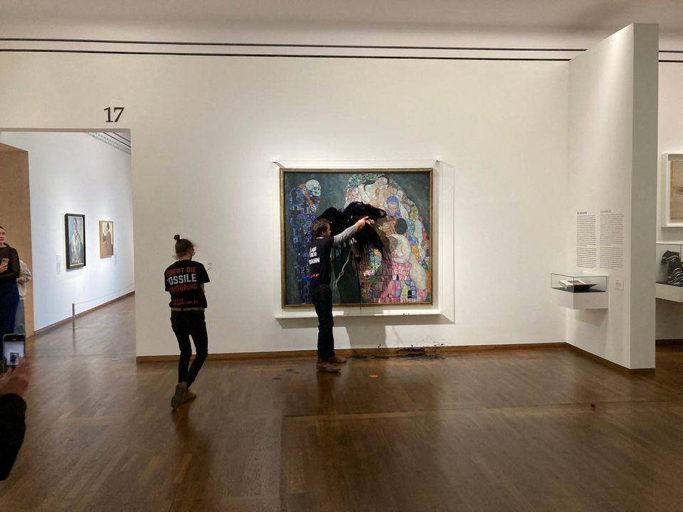 Death and Life karya Klimt disiram oli. (reuters.com)