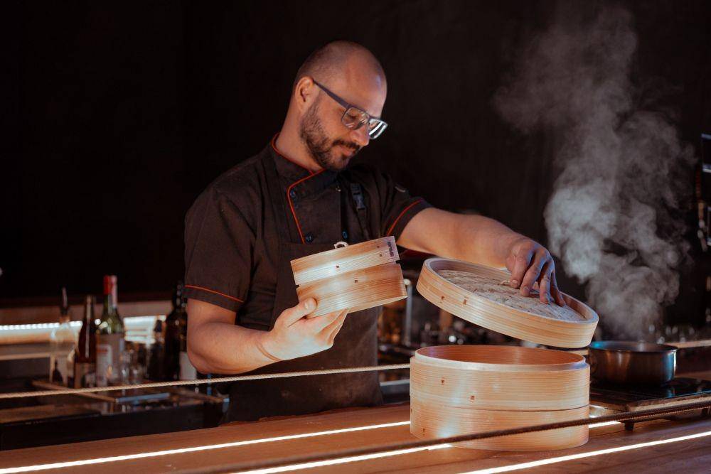 ilustrasi cowok memasak (pexels.com/Mikhail Nilov)