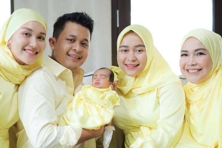 10 Potret Akikah Sumehra, Keponakan Ayu Ting Ting, Ceria Serba Kuning