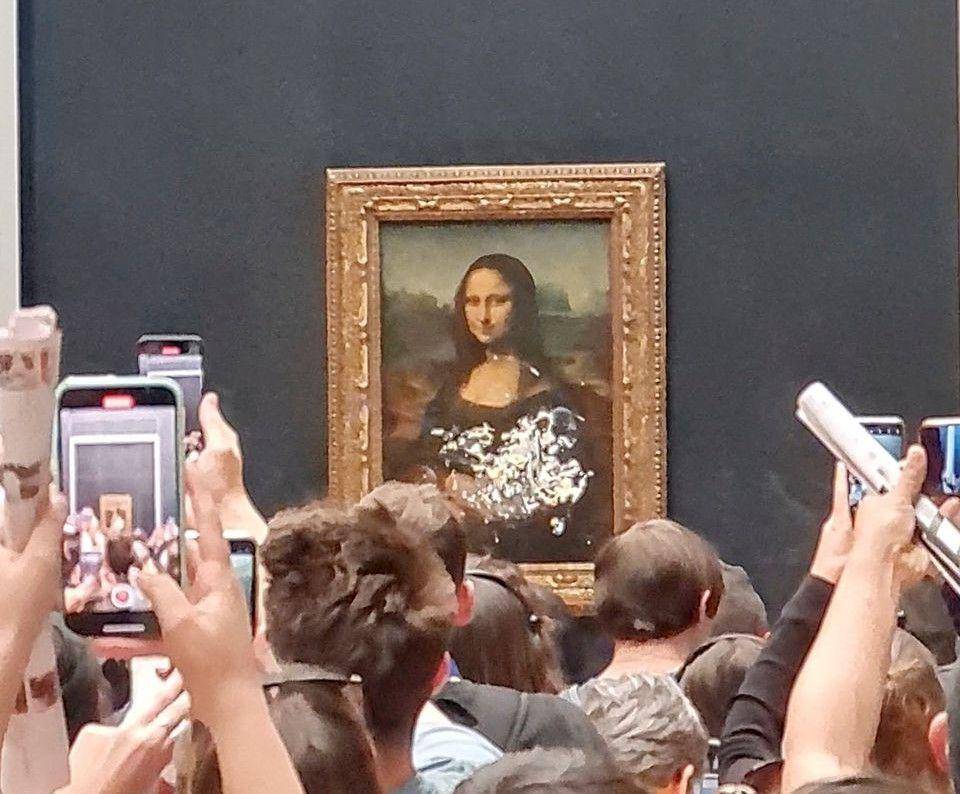 Mona Lisa karya Leonardo da Vinci dilempar kue. (twitter.com/klevisl007)