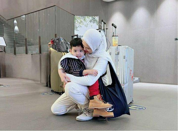 Potret Cut Meyriska dan anak di Korea (instagram.com/cutratumeyriska)