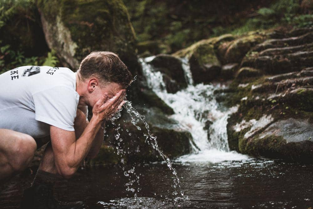 ilustrasi cuci muka (unsplash.com/Tadeusz Lakota)