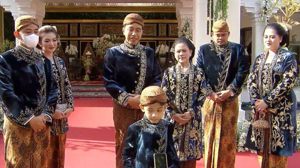 Jan Ethes diwawancari sejumlah awak media dalam prosesi Ngunduh Mantu Kaesang Pangarep dan Erina Gudono. (dok. YouTube Presiden Jokowi)