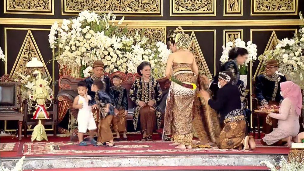 Potret Lucu Tiga Cucu Jokowi di Pernikahan Kaesang-Erina, Bikin Gemas!