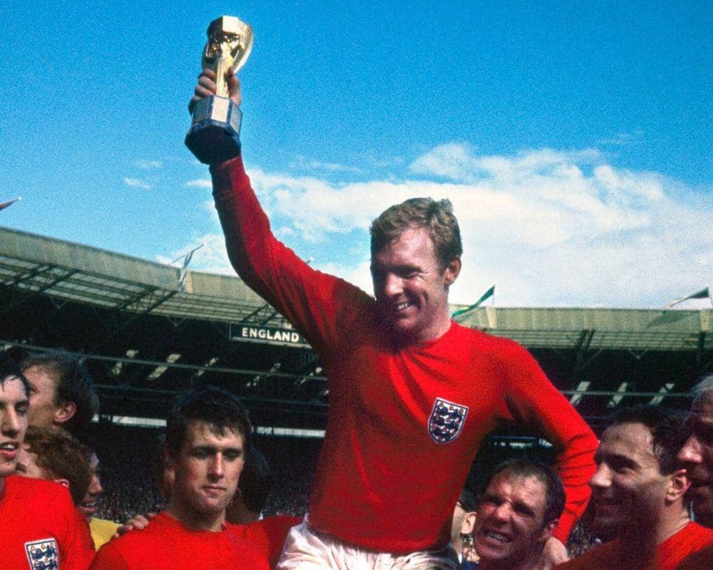 Bobby Moore mengangkat trofi Piala Dunia 1966. (twitter.com/England)