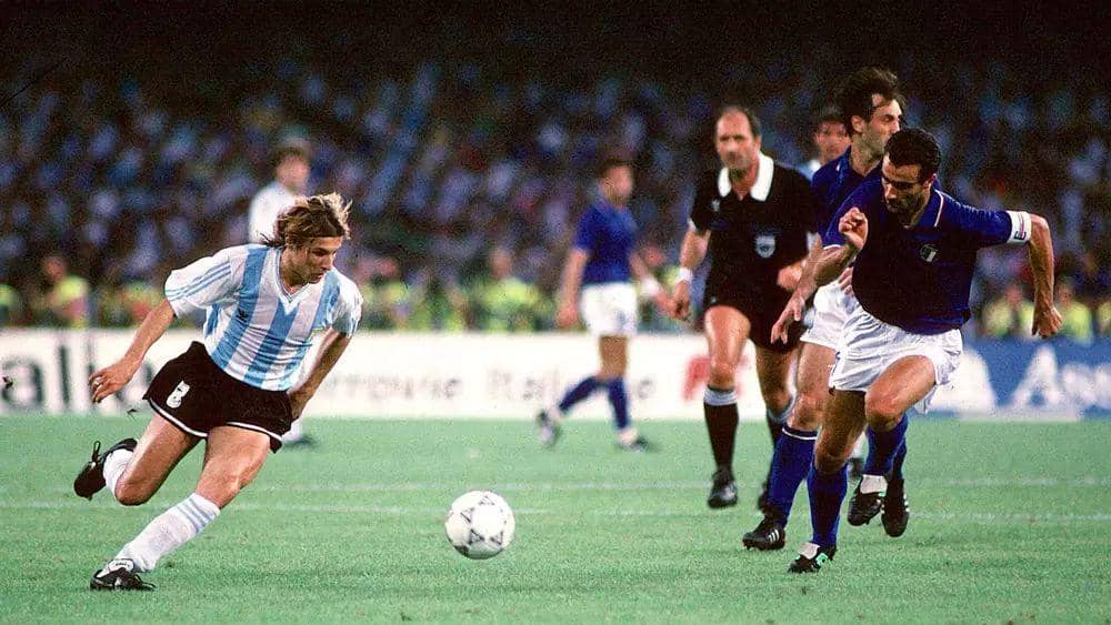 Argentina melawan Italia di semifinal Piala Dunia 1990. (fifa.com)