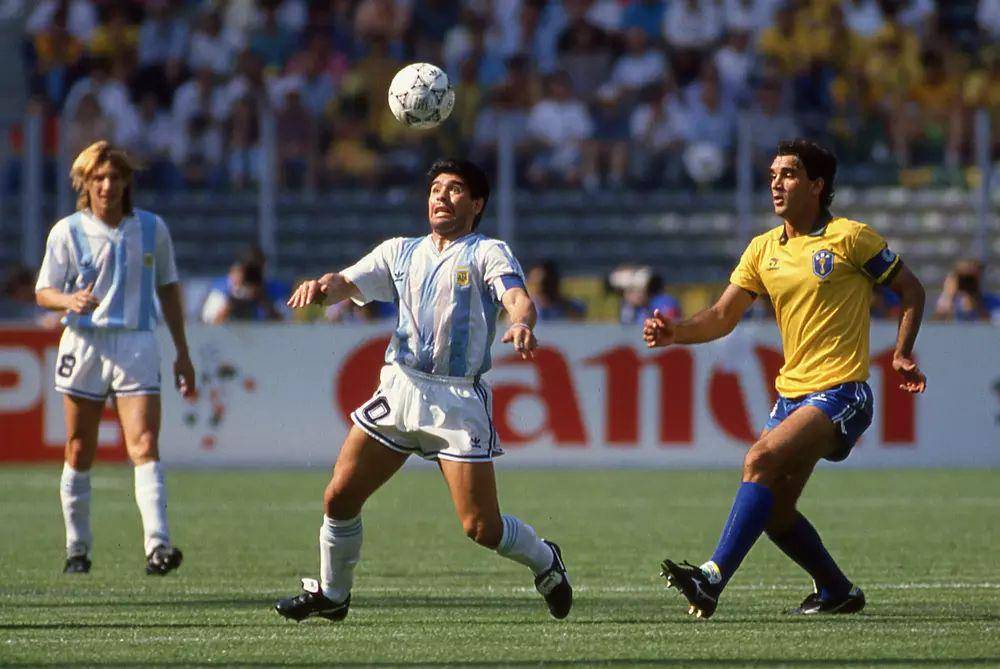 Argentina melawan Brasil di Piala Dunia 1990. (fifa.com)