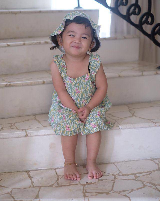 potret Thania Putri Onsu dalam balutan dress (instagram.com/thaniaputrionsu)