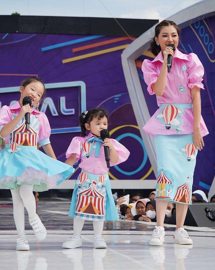 potret Thania Putri Onsu dalam balutan dress (instagram.com/thaniaputrionsu)