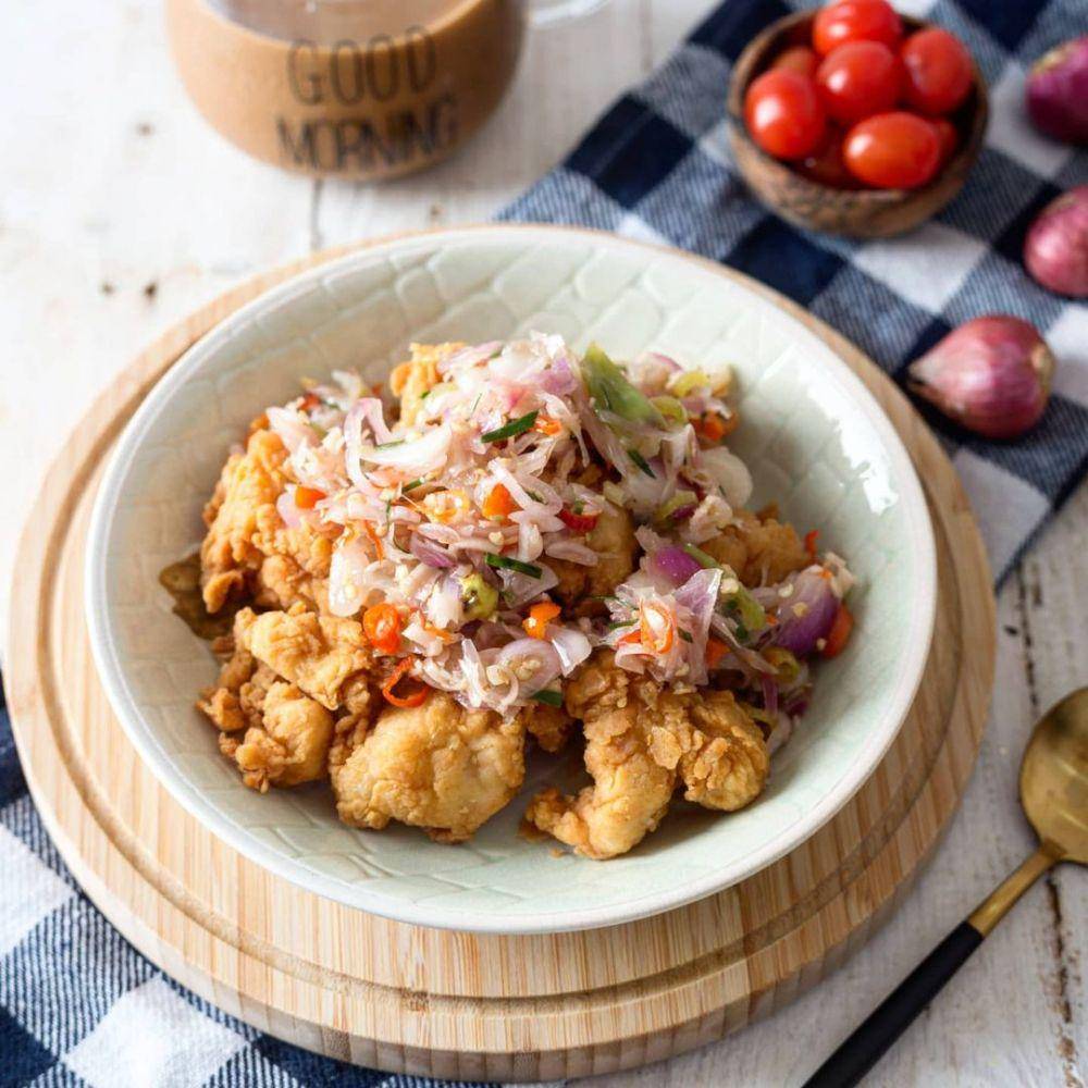 ayam fillet crispy sambal matah (instagram.com/kedai_nyonya_lestari)