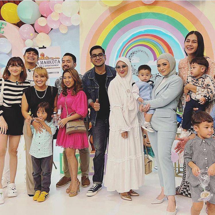 potret Nathalie Holscher dan sahabat (instagram.com/nina_mpoklapa)