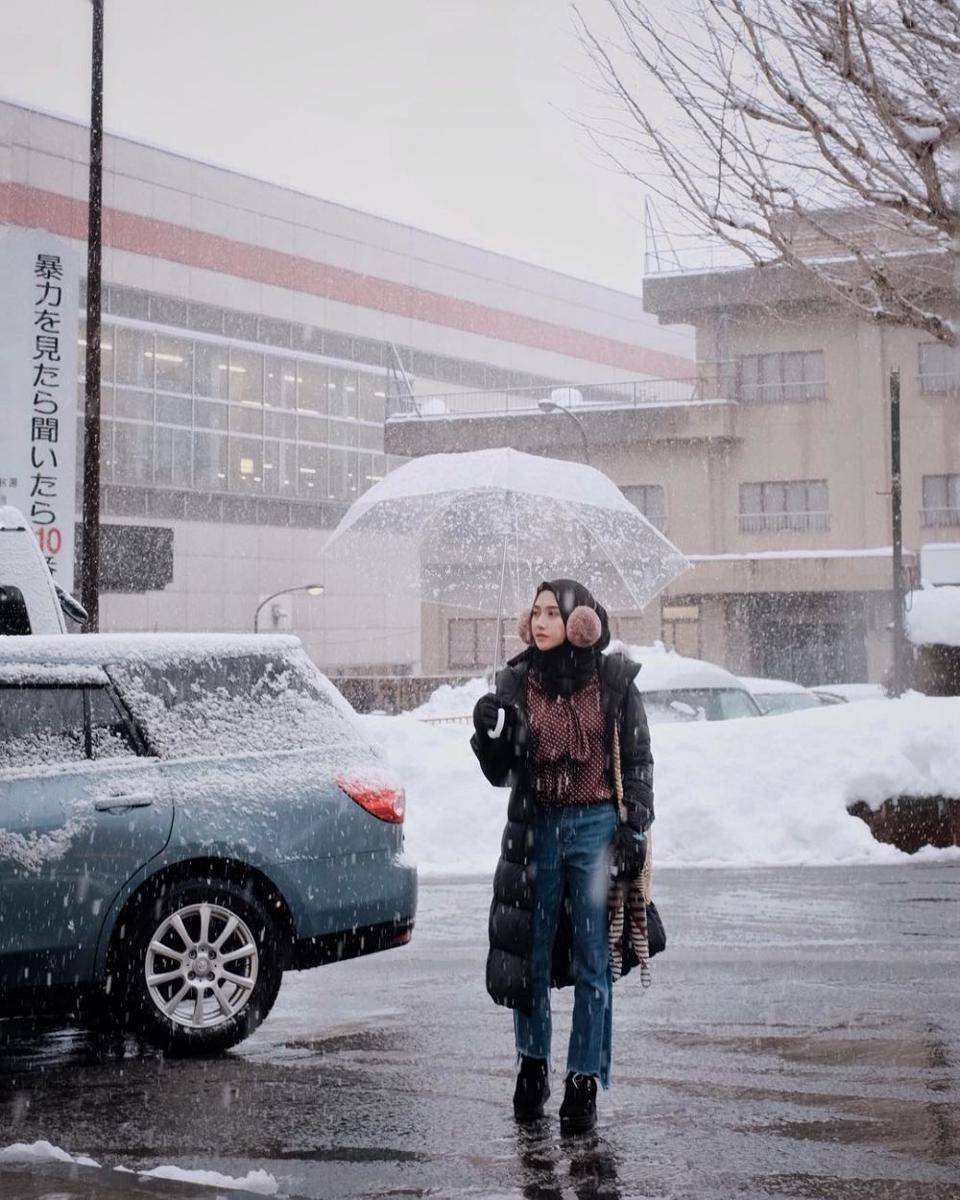 hijab style liburan ke luar negeri ala selebgram Nisa Cookie (instagram.com/nisacookie)