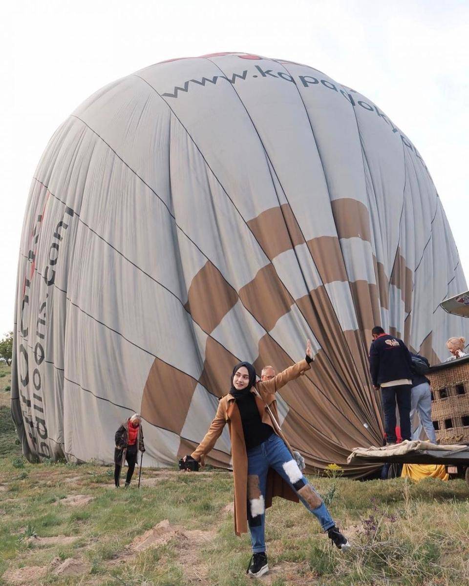 hijab style liburan ke luar negeri ala selebgram Nisa Cookie (instagram.com/nisacookie)