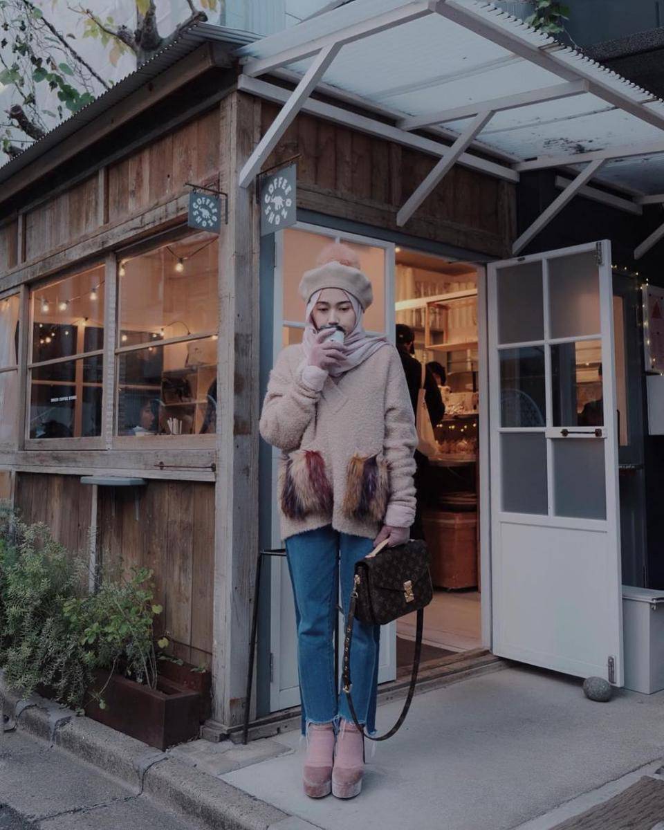 hijab style liburan ke luar negeri ala selebgram Nisa Cookie (instagram.com/nisacookie)