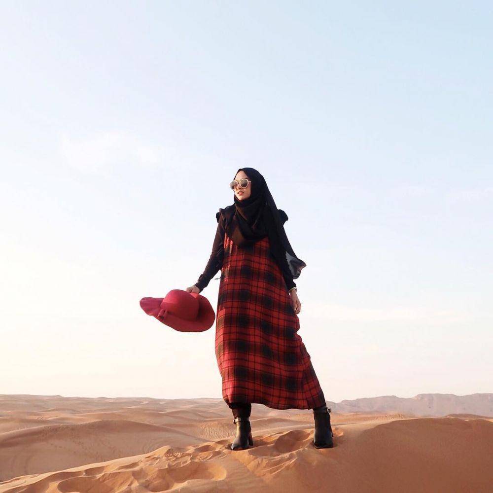 hijab style liburan ke luar negeri ala selebgram Nisa Cookie (instagram.com/nisacookie)