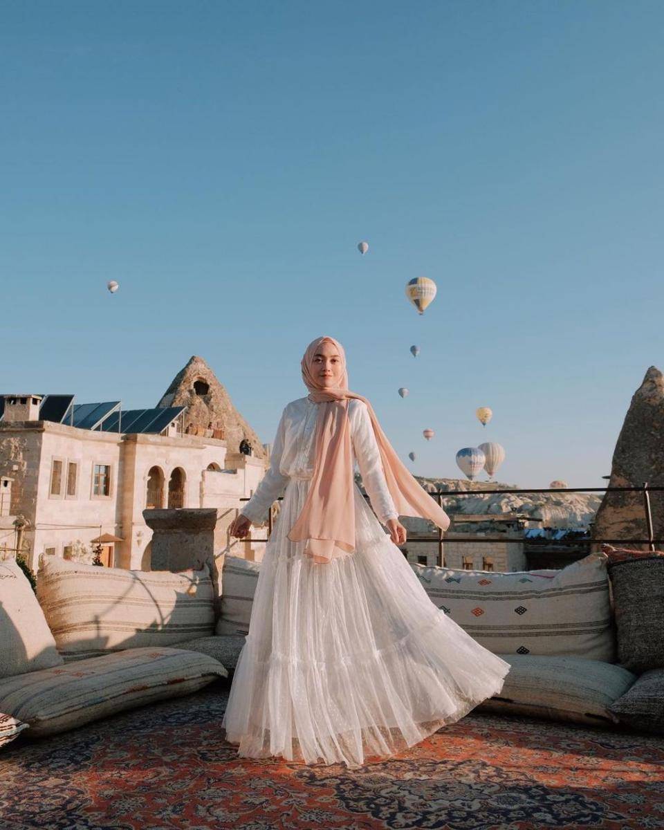 hijab style liburan ke luar negeri ala selebgram Nisa Cookie (instagram.com/nisacookie)