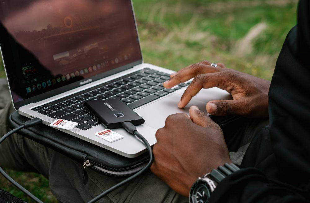 ilustrasi menggunakan HDD eksternal untuk memindahkan data (unsplash.com/Samsung Memory)