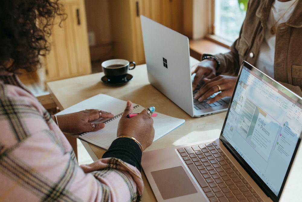 ilustrasi menggunakan laptop untuk bekerja (unsplash.com/Surface)