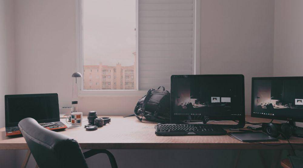 ilustrasi laptop dan PC dengan sistem operasi yang sama (unsplash.com/Pedro Henrique Santos)
