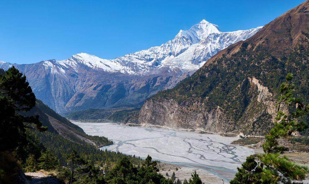 potret panorama Gunung Dhaulagiri dan lembah Sungai Kali Gandaki (commons.wikimedia.org/Solundir)
