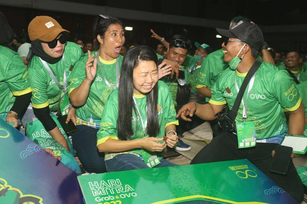 Ekspresi haru Ia Julaeha, Mitra Pengemudi Grab yang menerima mobil dari Program Apresiasi Dana Abadi di Hari Mitra Grab 2022 di Yogyakarta pada Minggu (11/12/2022). (Istimewa/Grab).
