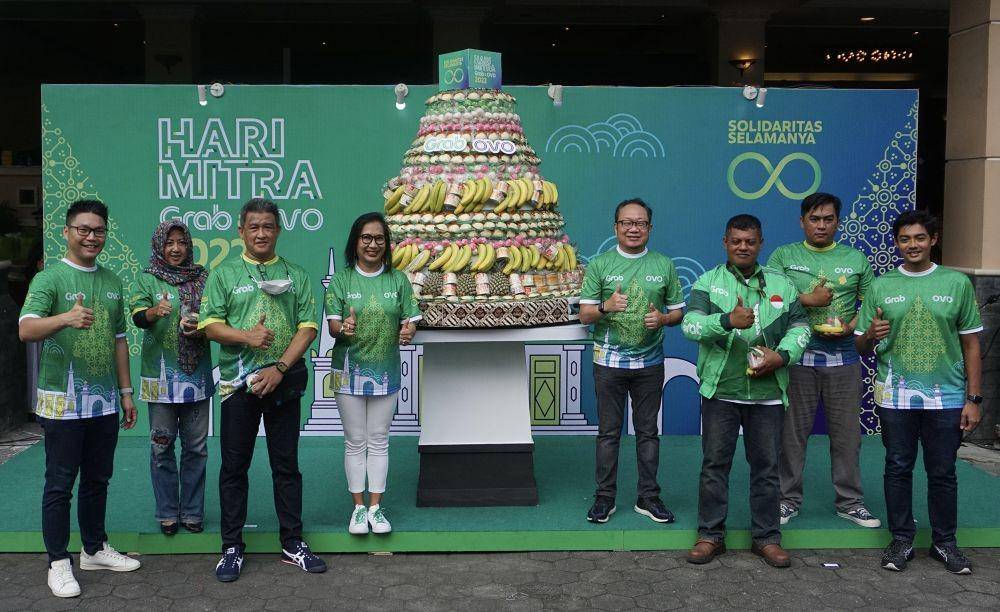 Richard Aditya, Director of West Indonesia, Grab Indonesia (kiri); Neneng Goenadi, Country Managing Director, Grab Indonesia (keempat kiri); Karaniya Dharmasaputra, Presiden Direktur OVO (keempat kanan). (Istimewa/Grab).