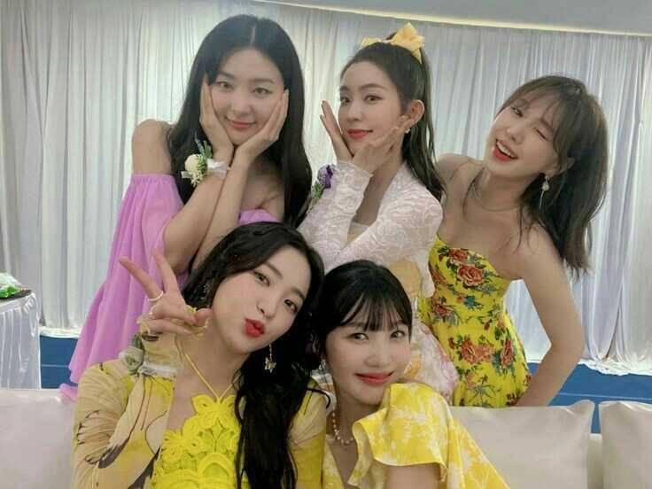 Red Velvet (twitter.com/RVsmtown/)