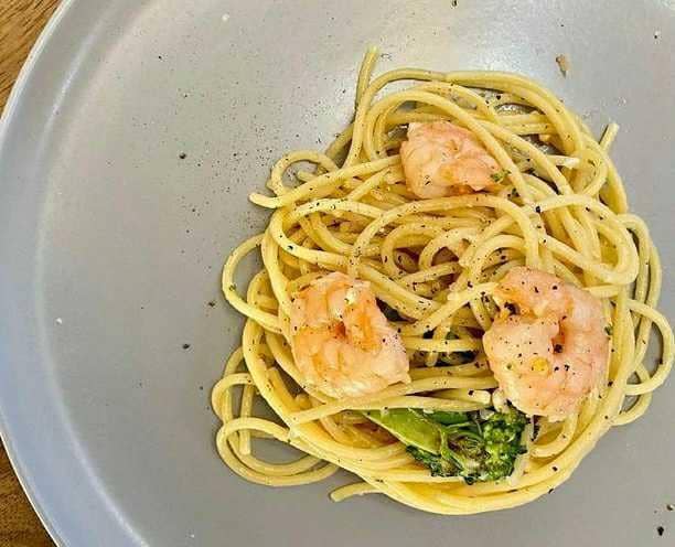 Garlic Butter Shrimp Pasta (instagram.com/shirleysime)