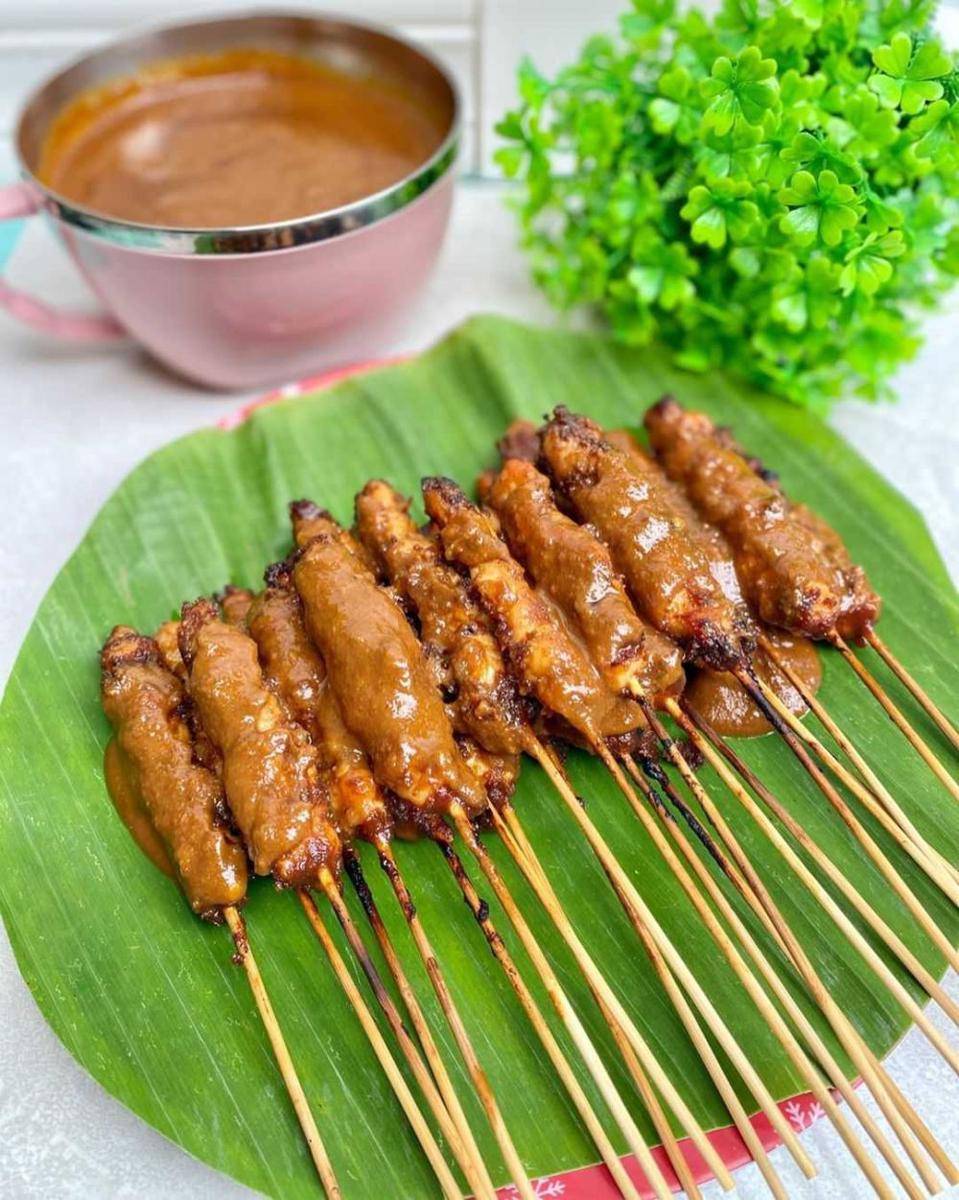 sate ayam (instagram.com/debbie_ariesthea)