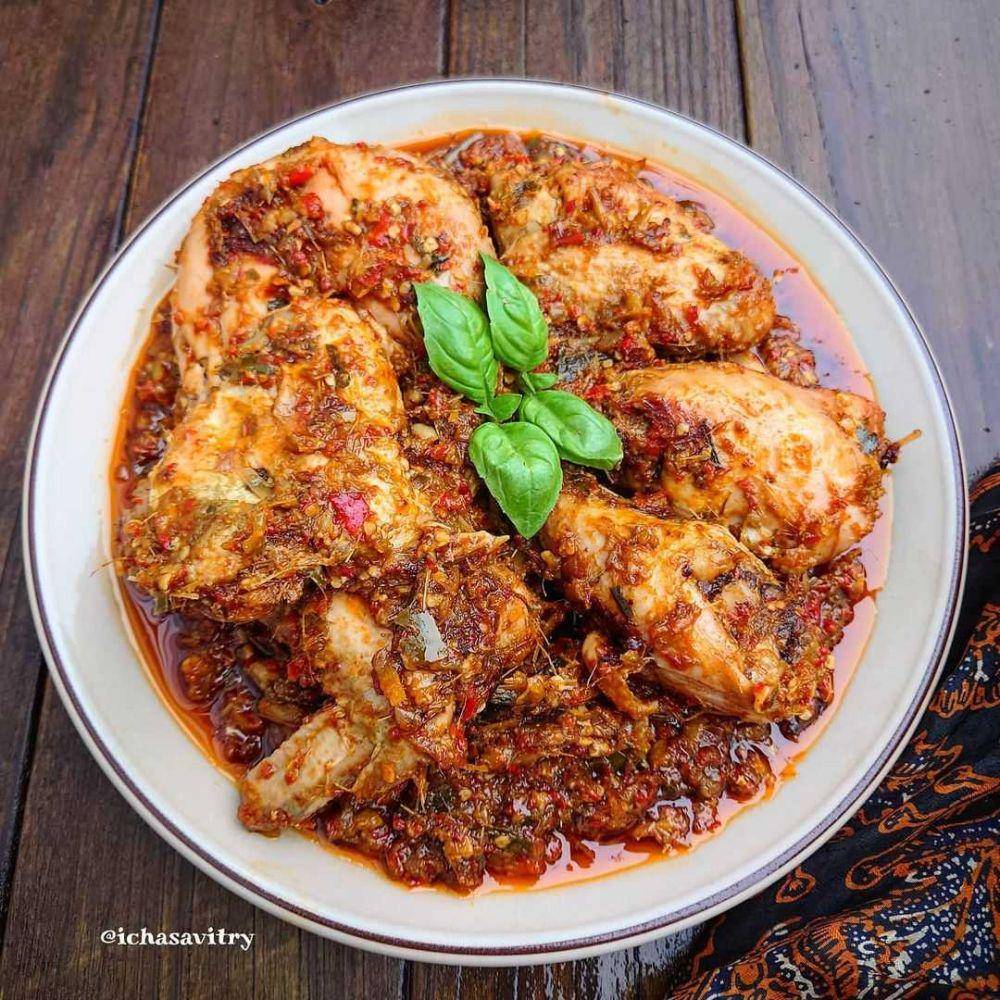 ayam rica-rica (instagram.com/ichasavitry)