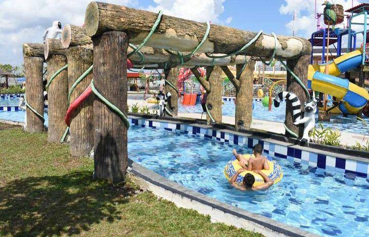 Pengunjung tengah bermain di kolam arus Kraton Waterpark. (Instagram.com/kratonwaterparksidoarjo)