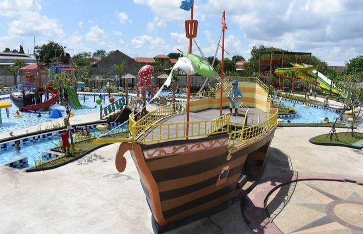 Replika bajak lau di Kraton Waterpark.(Instagram.com/kratonwaterparksidoarjo)