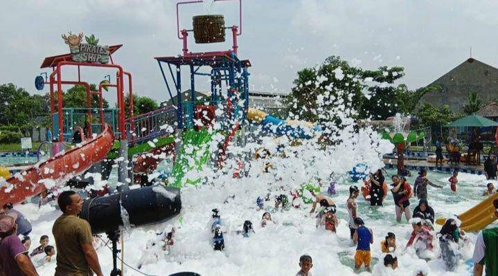 Pengunjung tengah mandi busa di Kraton Waterpark. (Instagram.com/kratonwaterparksidoarjo)