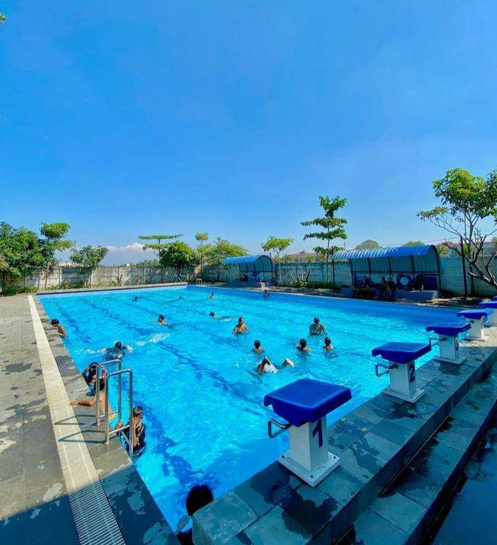 Kolam renang olympic di Kraton Waterpark. (Instagram.com/kratonwaterparksidoarjo)