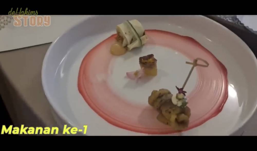 momen Irfan Hakim makan di pernikahan Kaesang dan Erina (youtube.com/deHakimsStory)