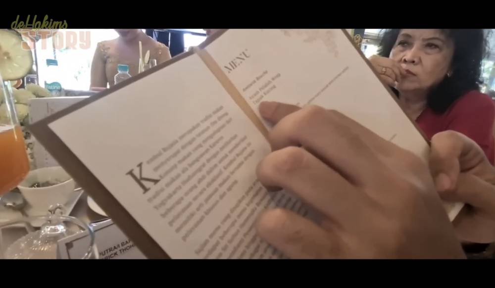 momen Irfan Hakim makan di pernikahan Kaesang dan Erina (youtube.com/deHakimsStory)